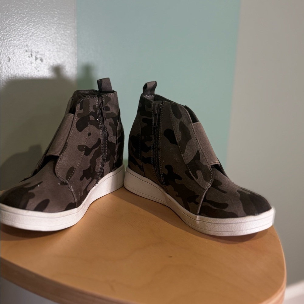 Camouflage High-Top Girl’s Sneakers